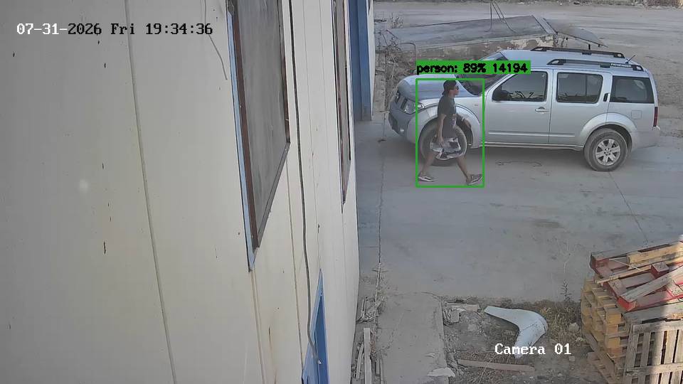 Fotograma de una cámara en producción con una persona rodeada por un recuadro verde y la etiqueta «person» con su porcentaje de confianza.